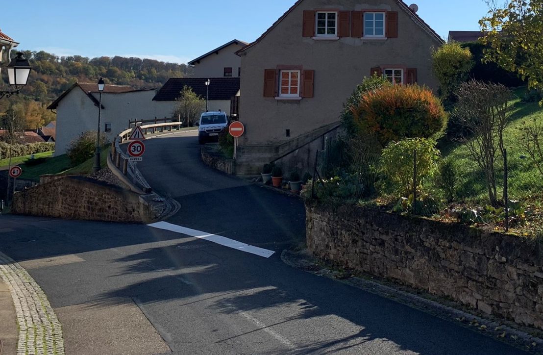 La rue des abeilles en sens unique