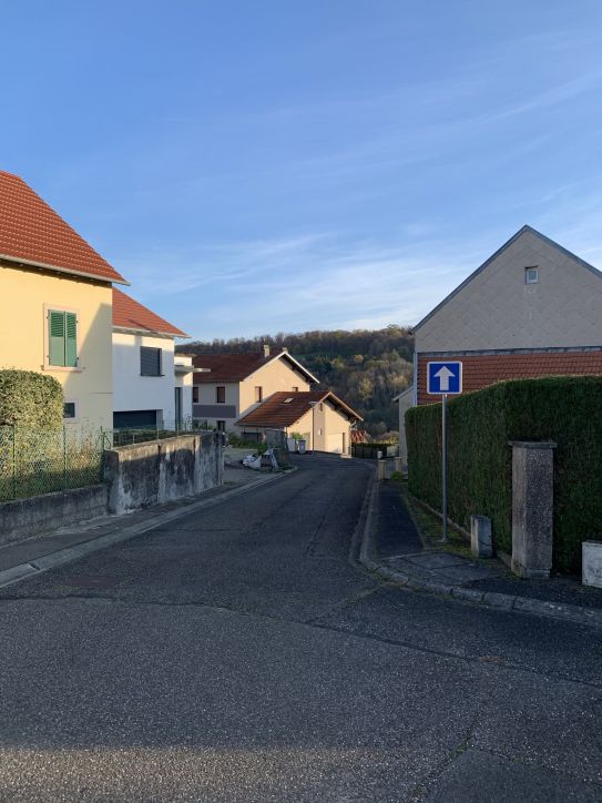 La rue des abeilles en sens unique